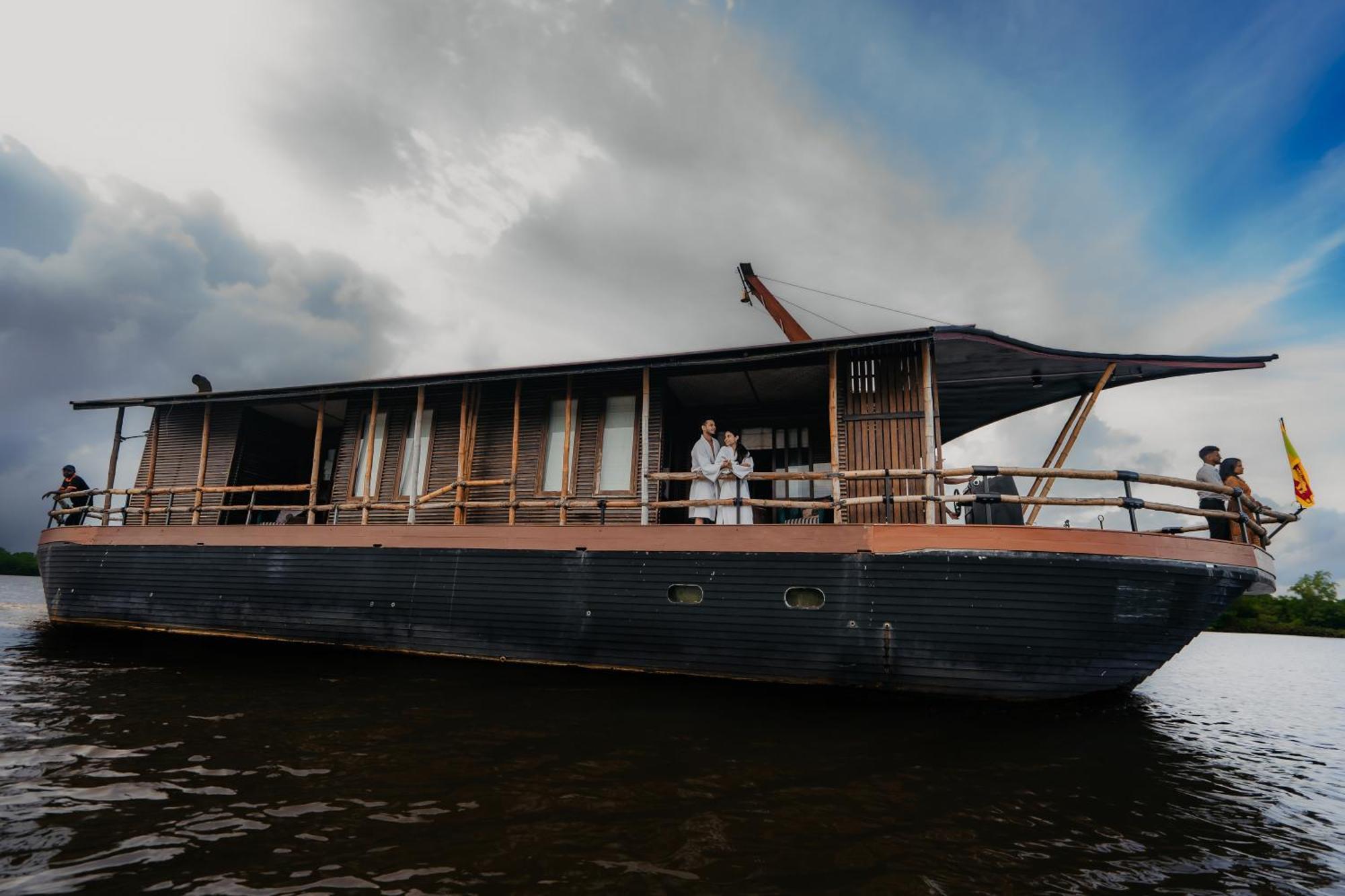 Отель Yathra Houseboat Бентота Экстерьер фото